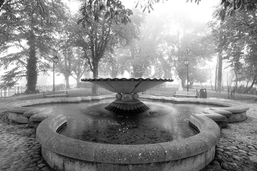 fontaine jardin brouillard brume atmosphere parc Noir et Blanc