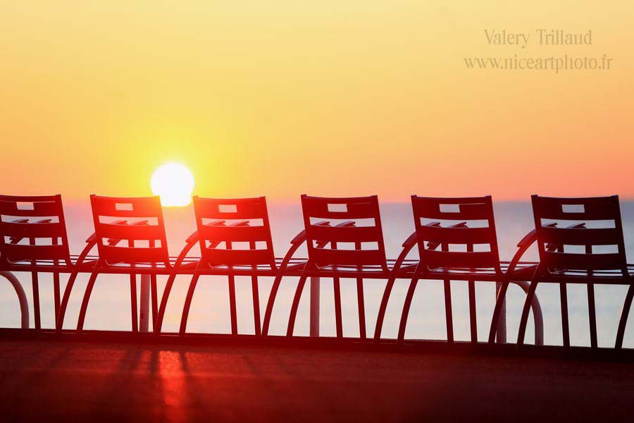 Les chaises à l'aube/V.Trillaud//www.niceartphoto.fr