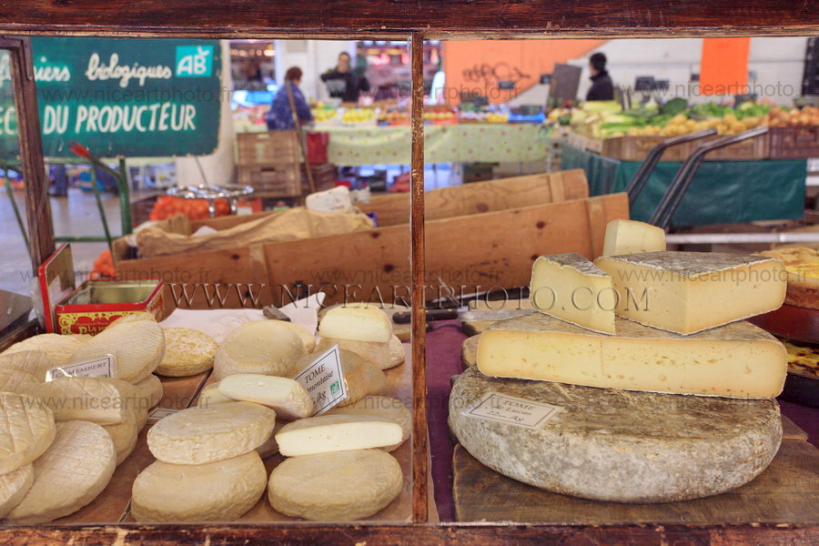 La variété de fromages du marché Forville, Cannes