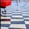 parapluie rouge et damier